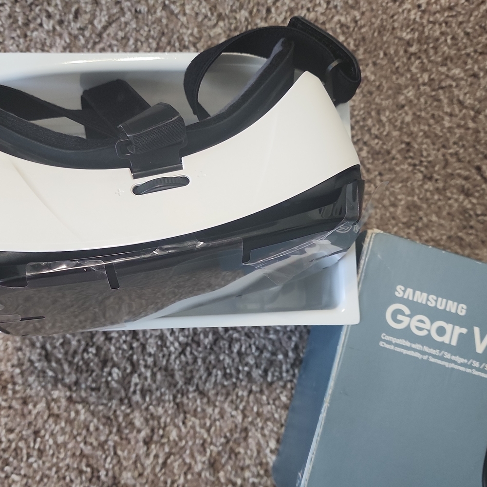 Samsung Gear VR Black and White Smartphone Headset - Picture 3 of 3